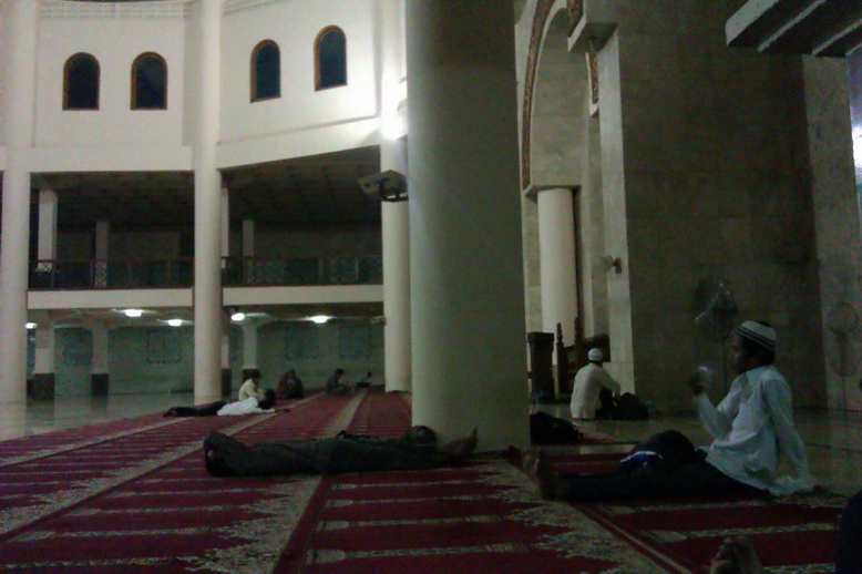 Suasana Ruang Utama Masjid Pasca Tarawih