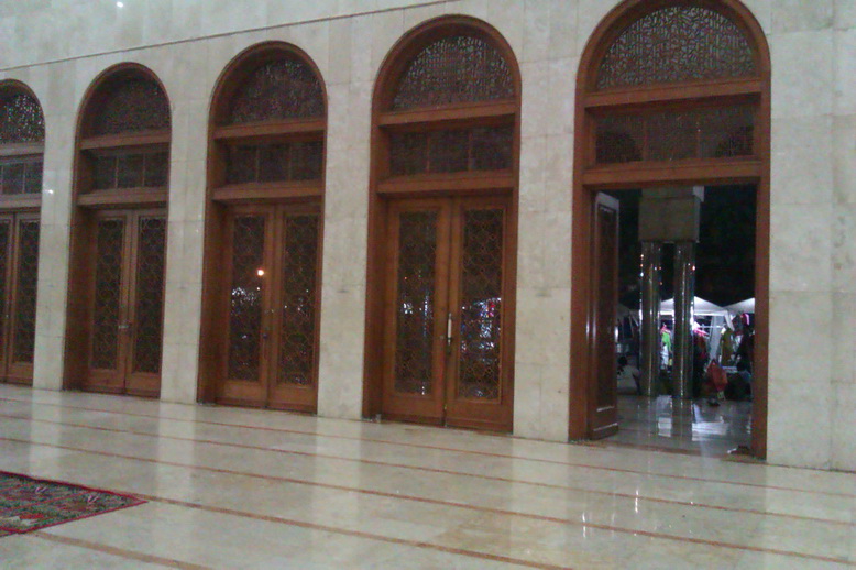 Suasana Luar Masjid dilihat dari dalam