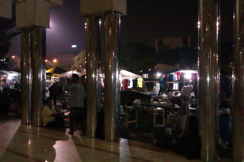 Suasana Luar Masjid Pasca Tarawih