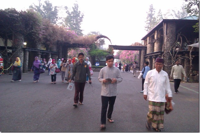 Suasana Berbeda di Gerbang Depan ITB