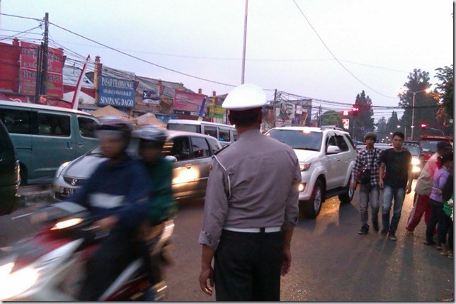 PaK Pol Mengamati Lalu Lintas Saat Lebaran