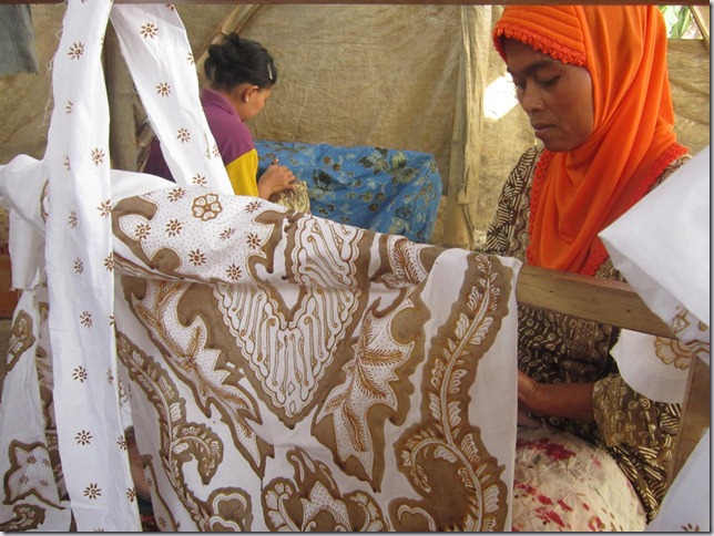 Ibu-ibu Sedang Membatik