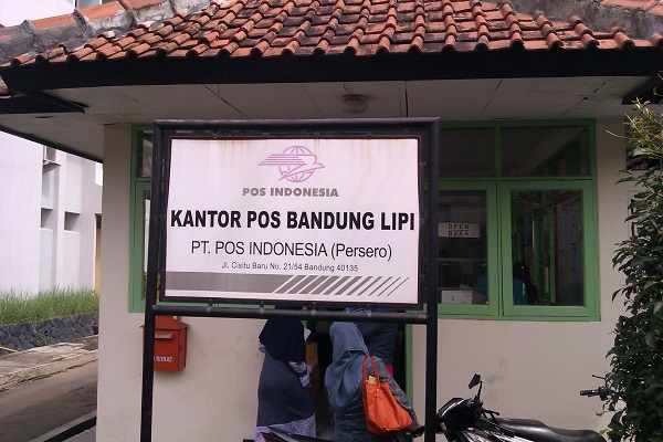 Kantor Pos Cisitu - Tampak Ramai Kan