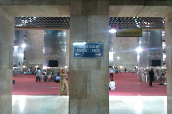 Kiri wanita (dan tempat lepas/pakai mukena) dan kanan pria.