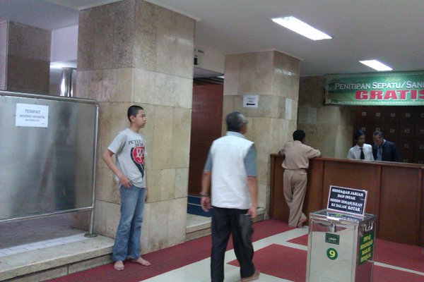 Lantai dasar - depan pintu Al Falah