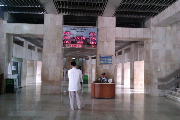 Lantai utama - koridor ke ruang utama