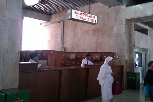 Lantai utama - penitipan tas