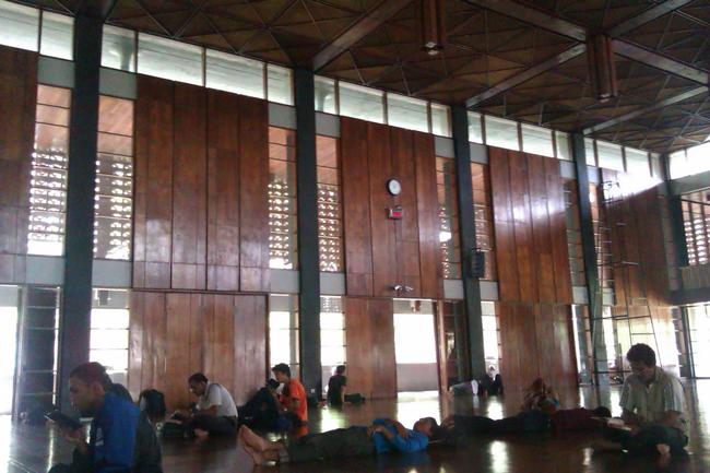 Menurut gambar ini, sepertinya pintu paling kiri tidak tertangkap kamera. Jadi Aman.