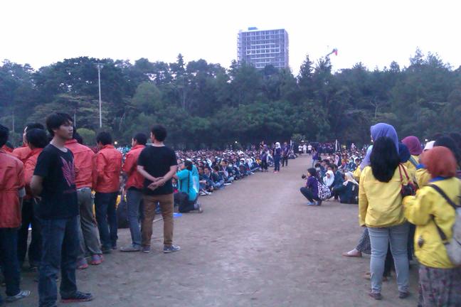 Barisan Maba (Dipotret dari bagian depan) Dikelilingi Massa Himpunan dan Dijaga Panitia Keamanan