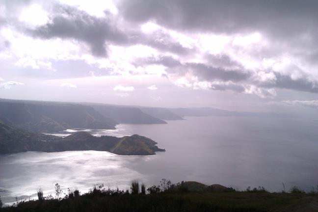 Danau toba dari One Hill Tree, Taman Simalem Resort, diambil pukul 8 pagi