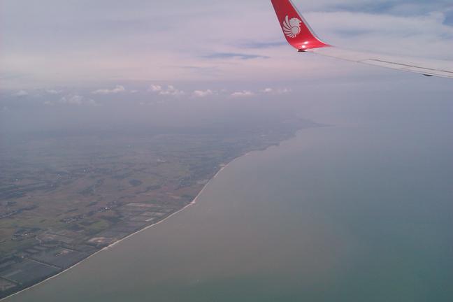 Terbang di atas Pantai Cermin