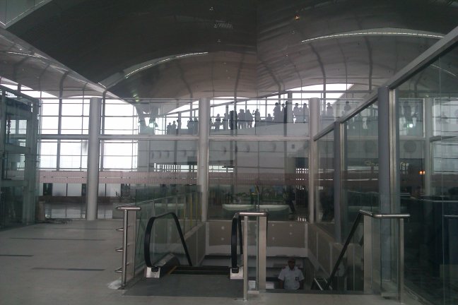 Turun dari Koridor Garbarata ke Lantai Kedatangan