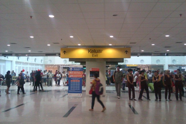 Pintu Keluar dari Ruang Klaim Bagasi