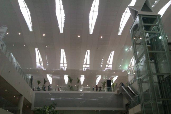 Langit-langit bandara. Hmm, Mewah.