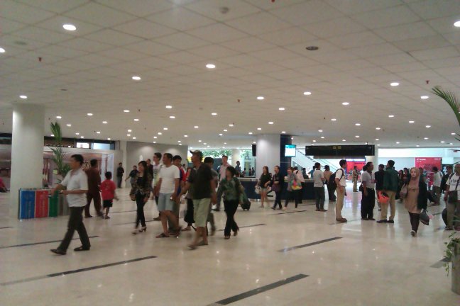 Selasar di Lantai Kedatangan (Luar)