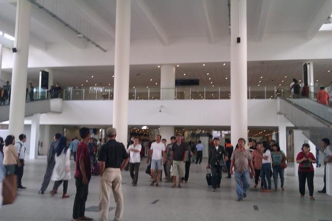  Lantai Kedatangan (bawah) dan Keberangkatan (atas).jpg