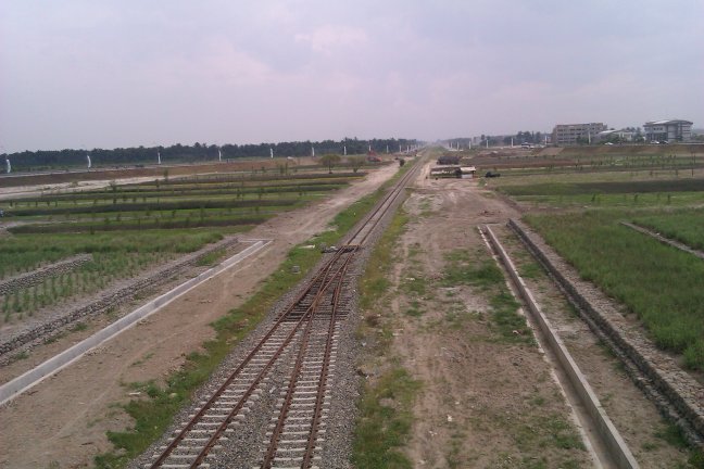 Rel Kereta dan Taman Bunga