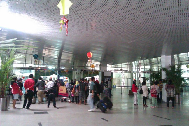 Gerbang masuk bandara, dijaga petugas