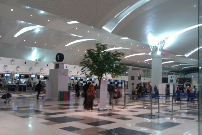 Anjungan keberangkatan dipotret dari gerbang