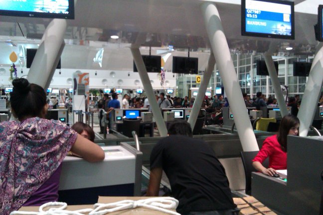 Konter checkin dan rel otomatis untuk mengantar bagasi