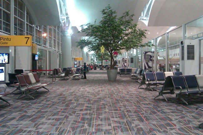 Suasana Ruang Tunggu Kualanamu. Cozy.