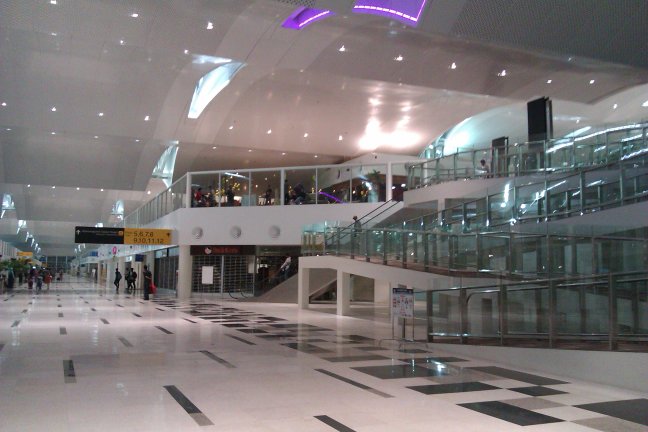 Tangga turun dari anjungan keberangkatan ke koridor gate