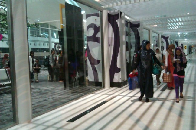 Keluar dari ruang tunggu untuk boarding