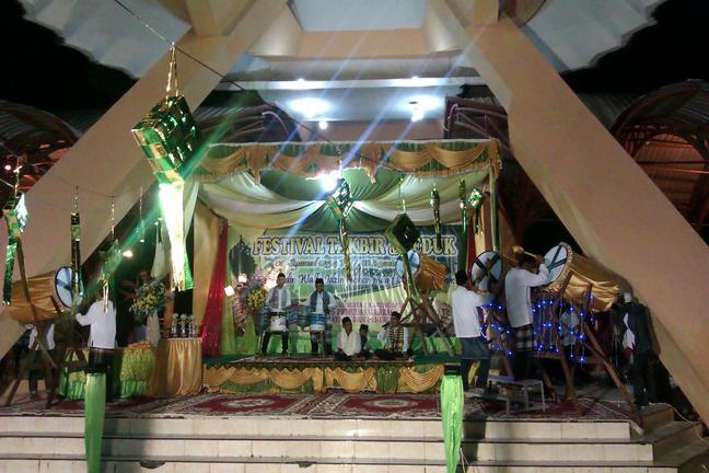 Salah satu tim memainkan karyanya