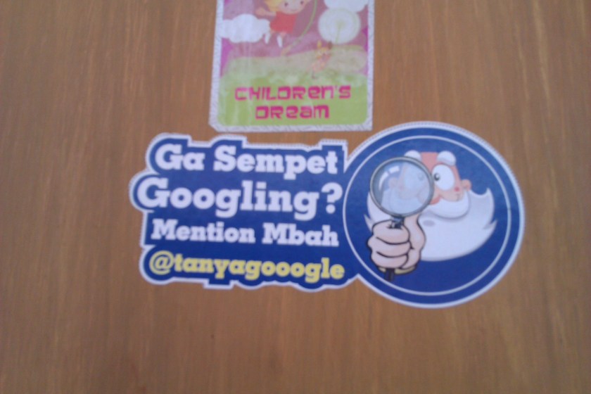 Gak sempet google, sempet twitter?