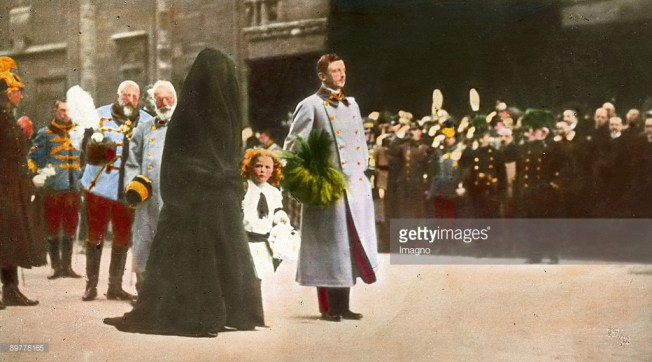 Das Begr‰bnis von Kaiser Franz Joseph I. Kaiser Karl I mit Kaiserin Zita und Kronprinz Otto beim Trauerzug vor dem Stephansdom. Handkoloriertes Glasdiapositiv. 30. November 1916. Emperor Franz Joseph¥s funeral. Emperor Karl I., Empress Zita, crown prince Otto at the funeral procession in front of the St. Stephen's Cathedral. Hand-colored lantern slide. November 30th 1916. 